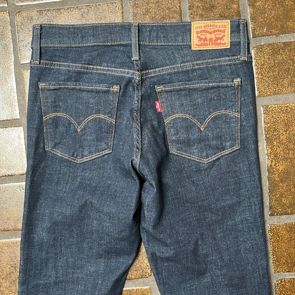 Levi’s Mid-Rise 312 Shaping Slim Leg Jean - Picture 8 of 15
